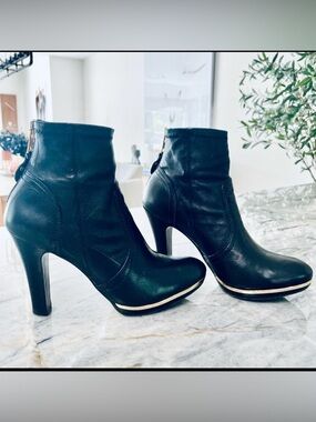 Tory Burch black soft leather booties with gold details size 6.5 🫶🏼🖤🍸